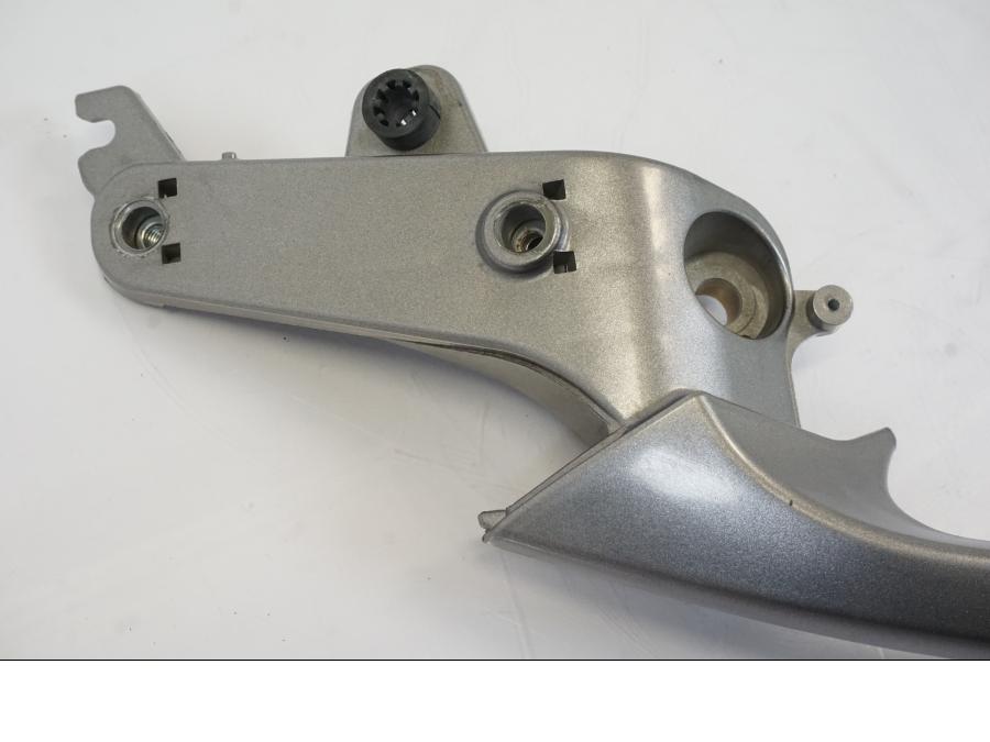 Vänster sida på Passagerarhandtag från en Honda NT 700 -2008 motorcykel.