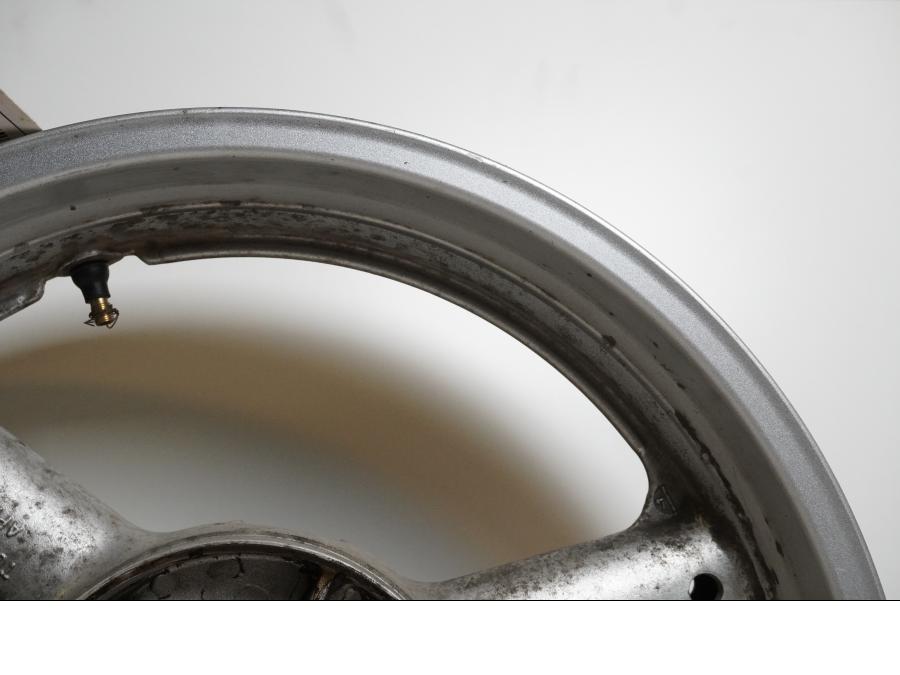 Vänster sida på Fälg från en Suzuki SV 650 -2003 motorcykel.