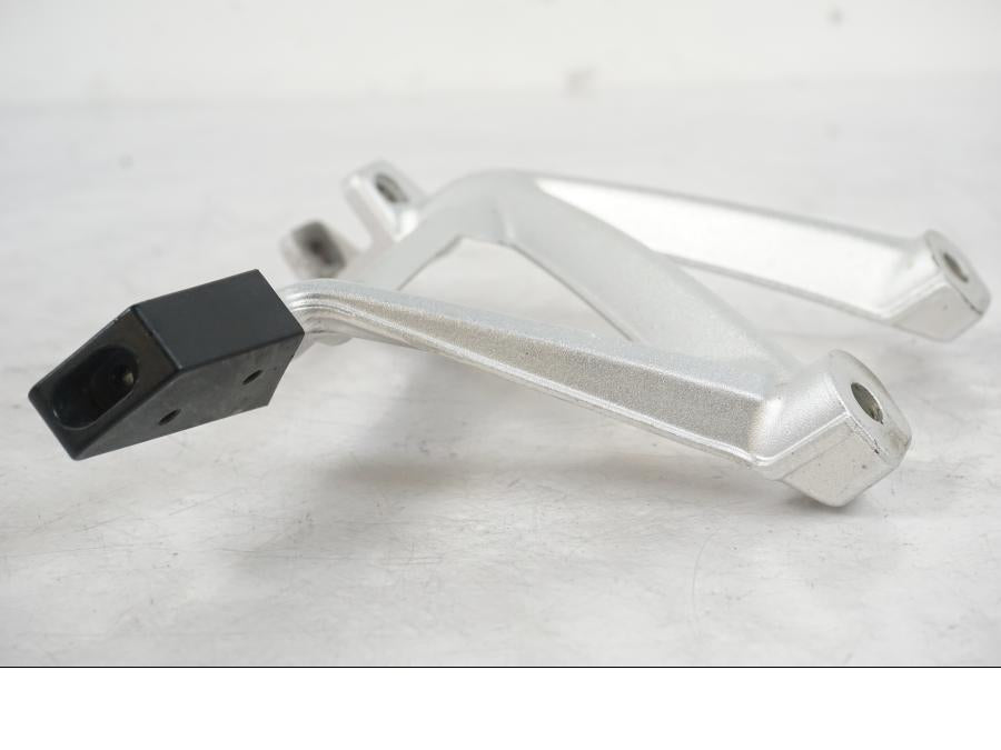 Höger sida på Fotpinnefäste från en BMW R 1250 GS -2021 motorcykel.