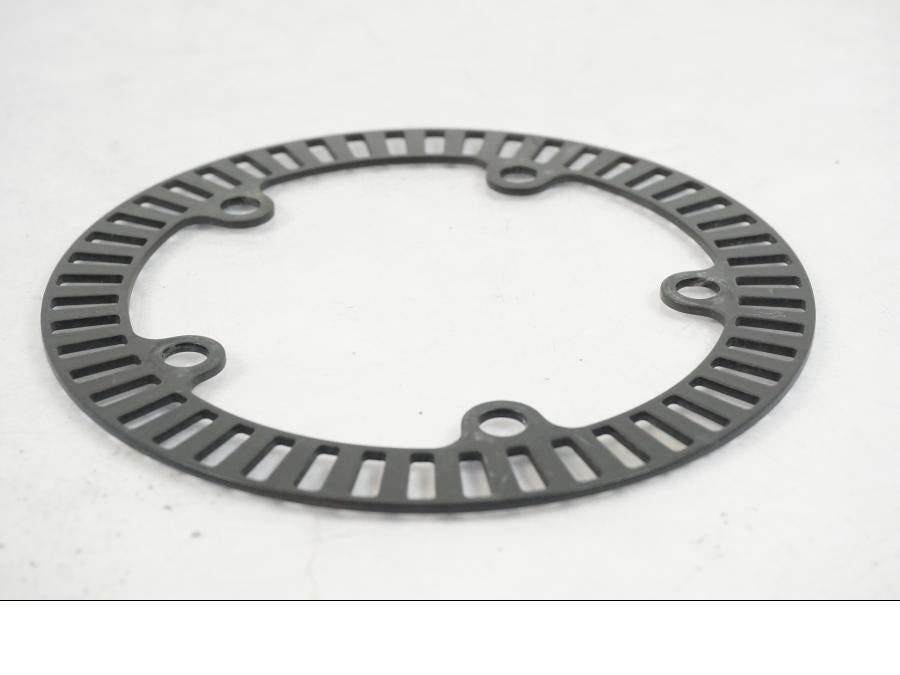 Baksidan på ABS krans från en KTM 1290 Super Duke R -2022 motorcykel.