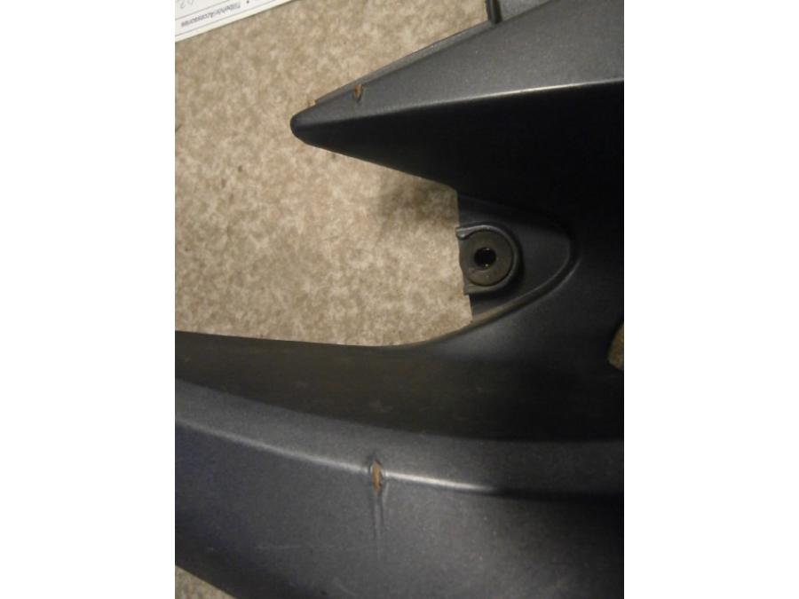 Baksidan på Sidopanel från en Kawasaki ZR-7 -2002 motorcykel.