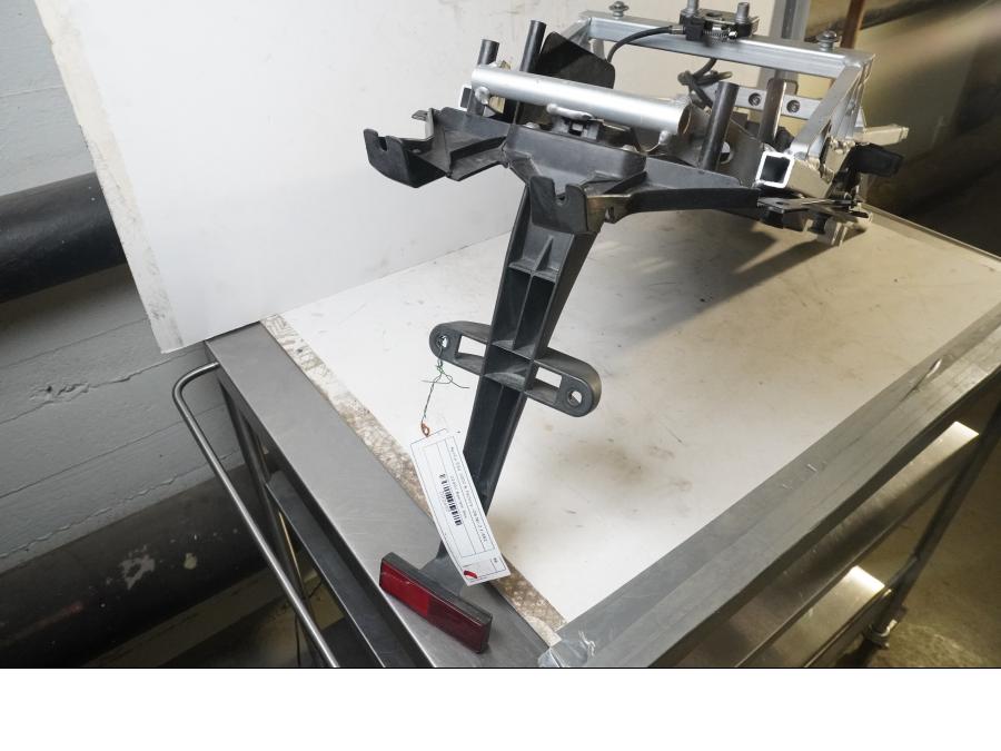 Framsidan på Bakram från en Aprilia RSV 1000 -2008 motorcykel.