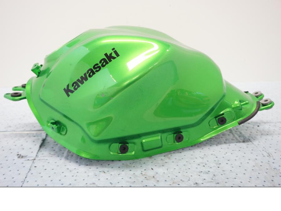 Framsidan på Bensintank från en Kawasaki Z 650 ABS -2020 motorcykel.