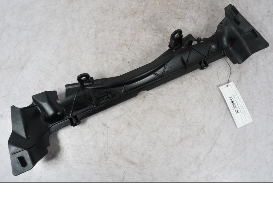 Snett nerifrån på Vindavvisare från en BMW K 1600 GTL -2015 motorcykel.