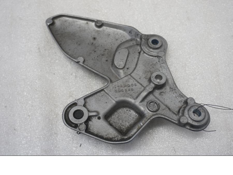 Baksidan på Fotpinnefäste från en Suzuki SV 650 -2016 motorcykel.