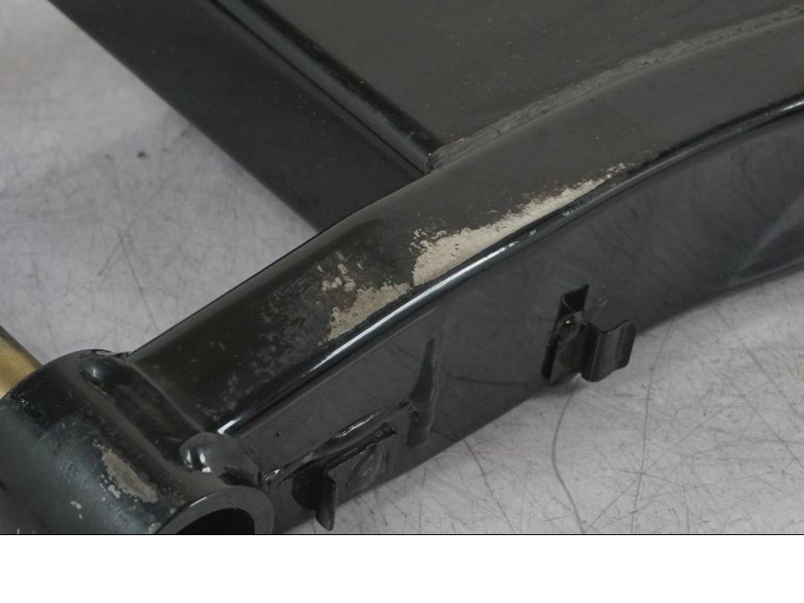 Snett nerifrån på Sving från en Suzuki VZ 800 -2000 motorcykel.