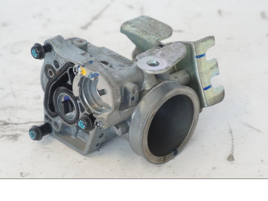 Snett uppifrån på Spjällhus från en Honda SH 300 A -2011 scooter.