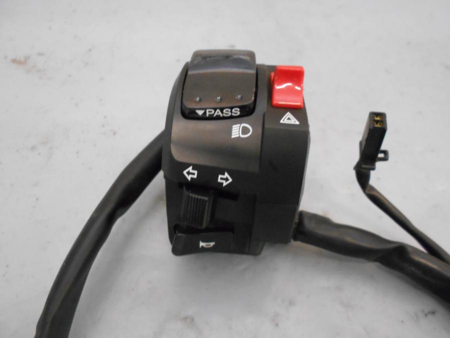 Framsidan på Styrelreglage från en Suzuki DL 650 -2013 motorcykel.