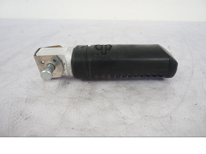 Vänster sida på Fotpinne från en H-D Softail Sport Glide FLSB -2022 motorcykel.