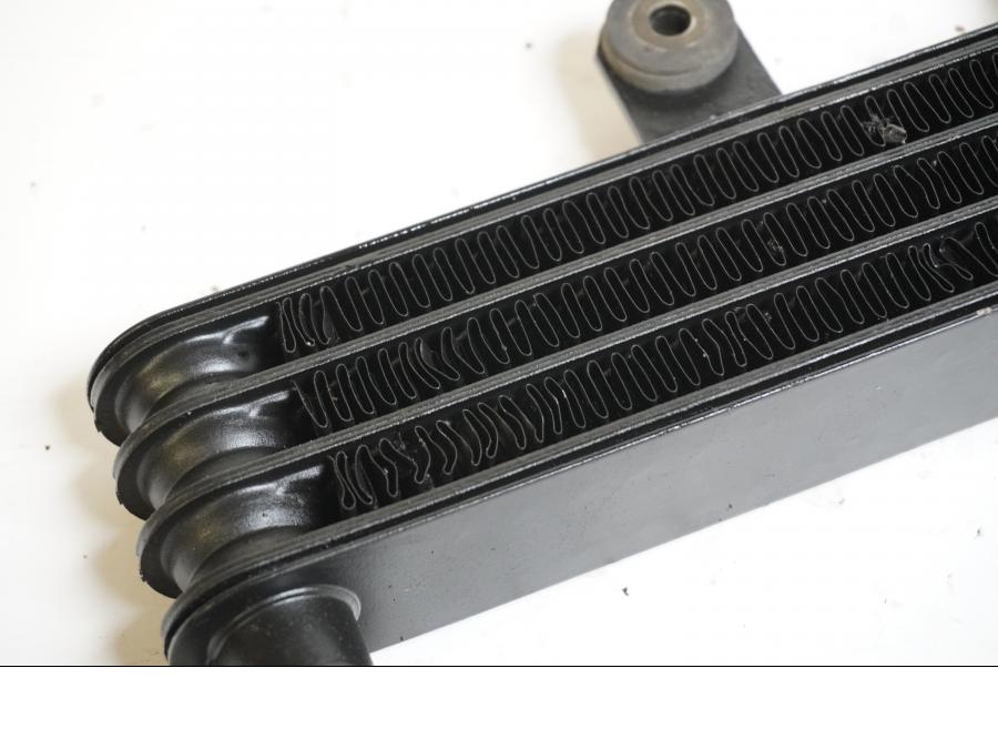 Baksidan på Oljekyl från en Honda XRV 750 -1994 motorcykel.