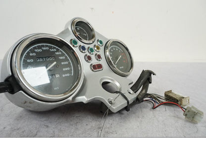 Baksidan på Instrumentpanel från en BMW R 850 R -2004 motorcykel.
