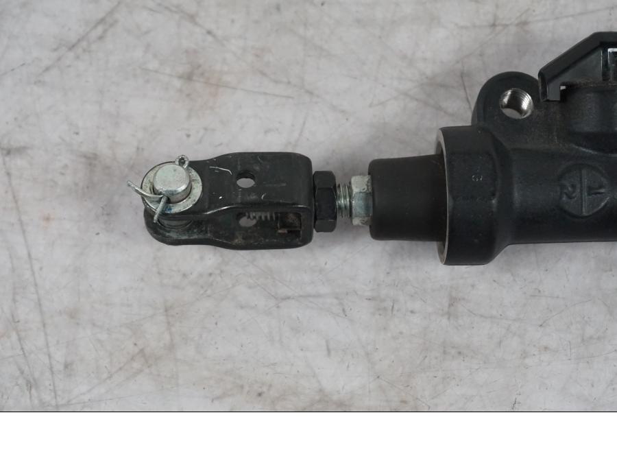 Snett uppifrån på Bromshuvudcylinder från en Yamaha MT-09 -2024 motorcykel.