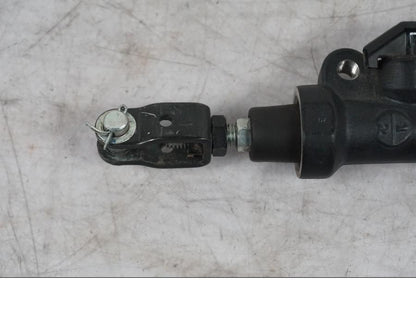 Snett uppifrån på Bromshuvudcylinder från en Yamaha MT-09 -2024 motorcykel.