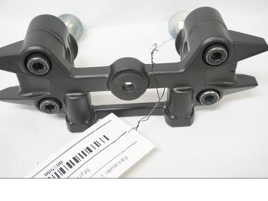 Snett uppifrån på Styrfäste från en Kawasaki Z 900 -2020 motorcykel.