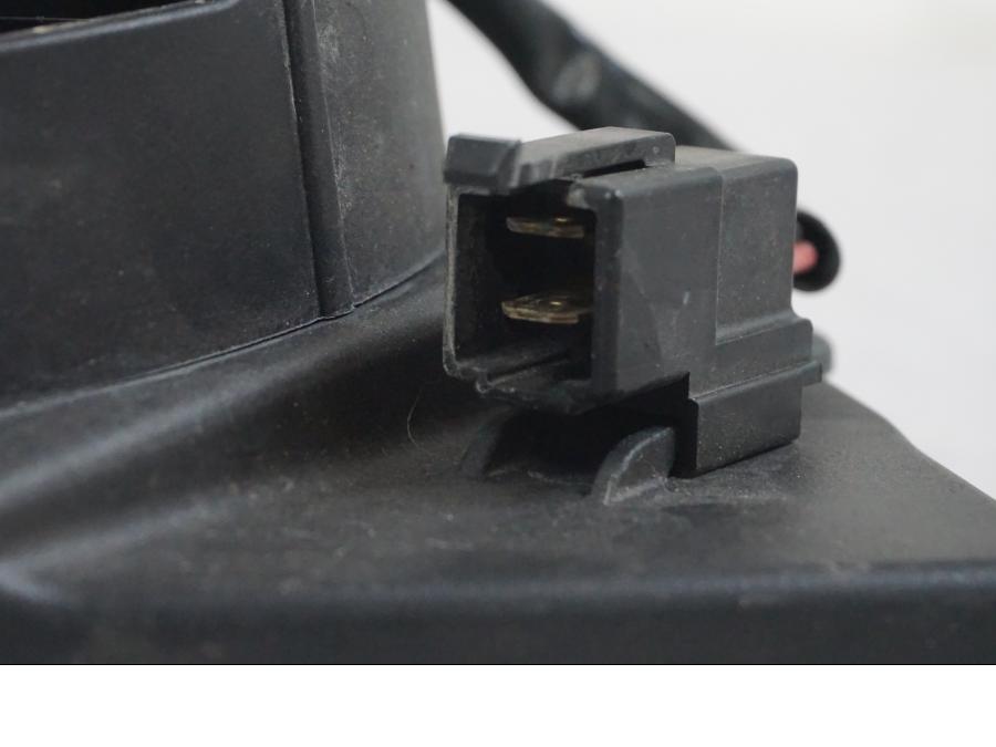 Snett nerifrån på Vattenkylfläkt från en Husqvarna 701 SUPERMOTO ABS -2016 motorcykel.