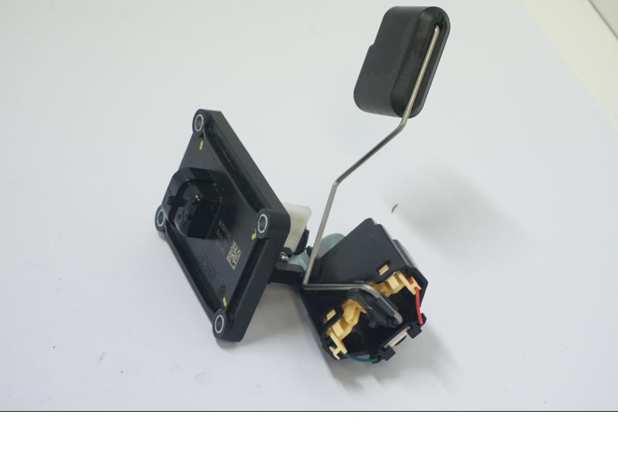 Höger sida på Bensintankgivare från en Ducati Desert X -2022 motorcykel.