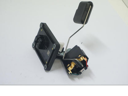 Höger sida på Bensintankgivare från en Ducati Desert X -2022 motorcykel.