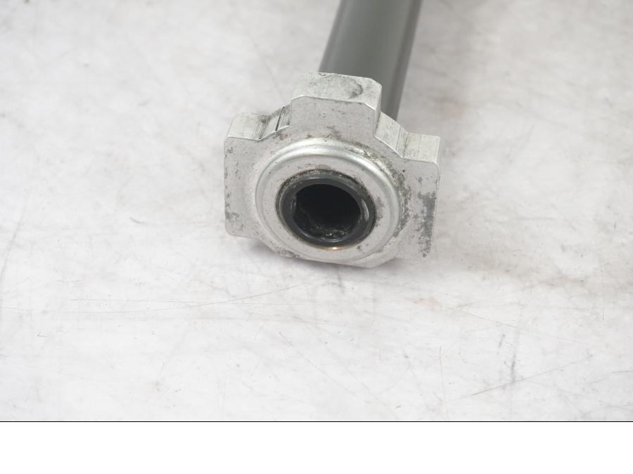 Baksidan på Axel från en KTM 1290 Super Adventure S -2022 motorcykel.