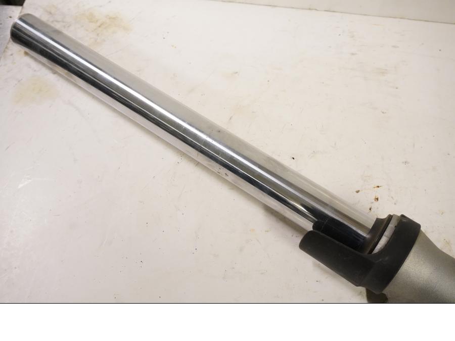 Höger sida på Gaffelben från en Suzuki GS 500 -2004 motorcykel.