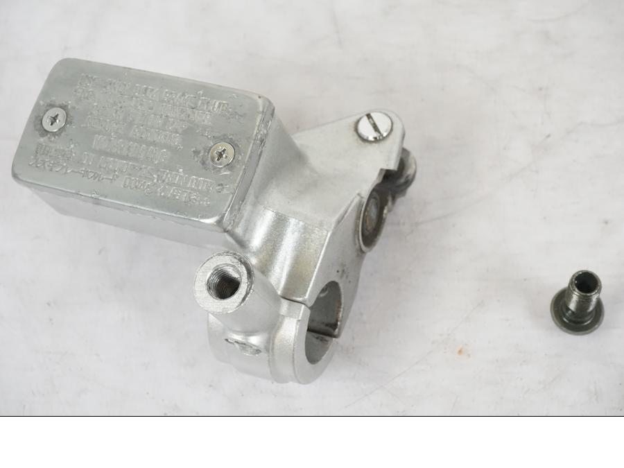Framsidan på Bromshuvudcylinder från en Suzuki VL 800 -2002 motorcykel.