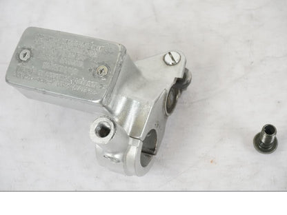 Framsidan på Bromshuvudcylinder från en Suzuki VL 800 -2002 motorcykel.