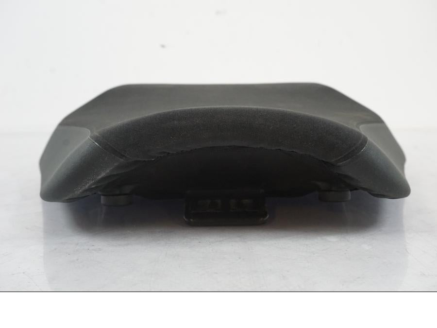 Snett nerifrån på Sadel från en KTM 1290 Super Duke R EVO -2023 motorcykel.