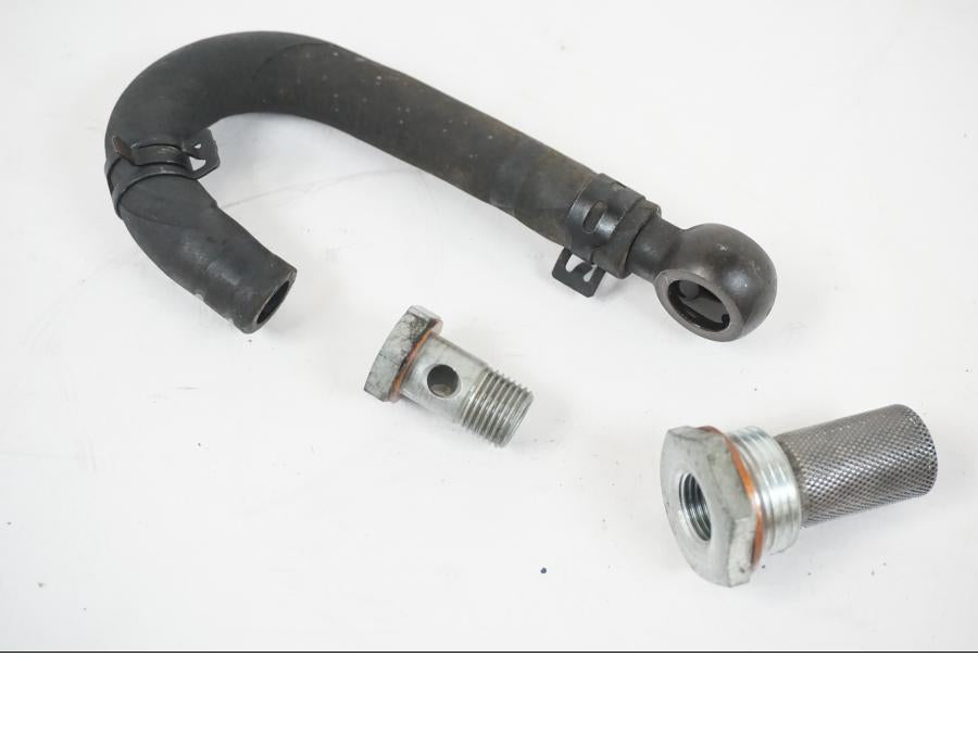 Framsidan på Oljerör från en BMW F 650 CS -2002 motorcykel.