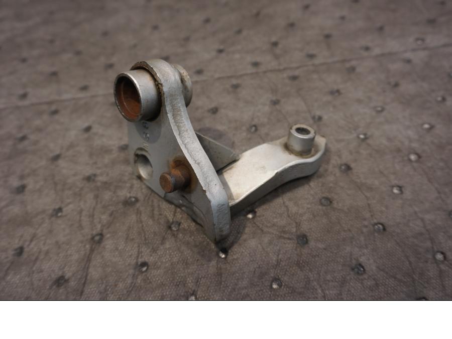 Baksidan på Fotpinnefäste från en Honda XRV 750 -1995 motorcykel.