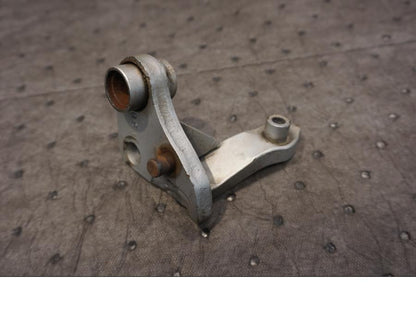 Baksidan på Fotpinnefäste från en Honda XRV 750 -1995 motorcykel.