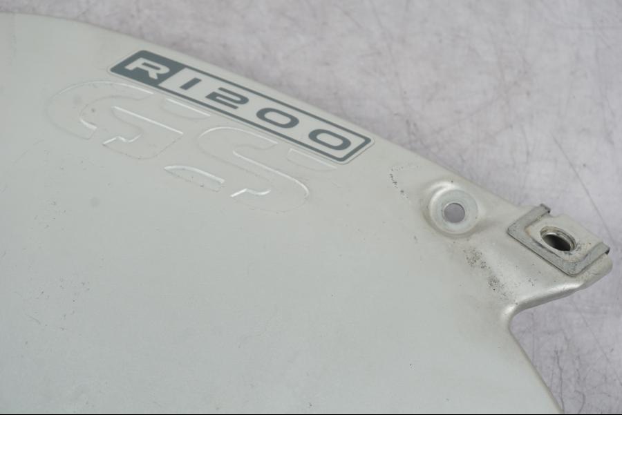 Baksidan på Bensintankskåpa från en BMW R 1200 GS -2005 motorcykel.