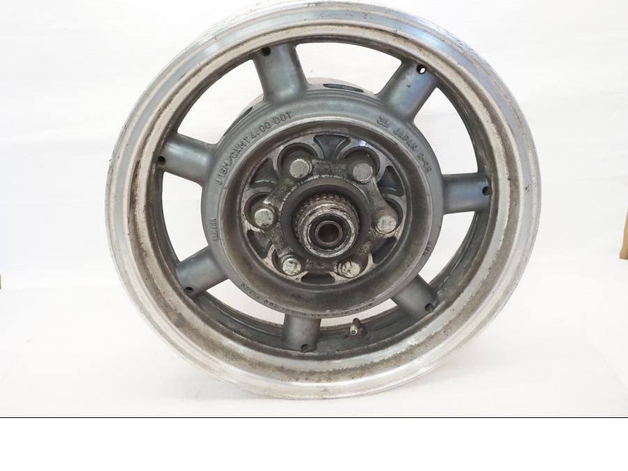 Baksidan på Fälg från en Yamaha XVZ 13TD -1999 motorcykel.