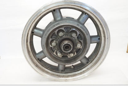 Baksidan på Fälg från en Yamaha XVZ 13TD -1999 motorcykel.