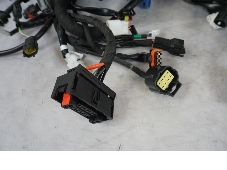 Höger sida på Kabelstam från en KTM 1290 Super Duke R -2023 motorcykel.