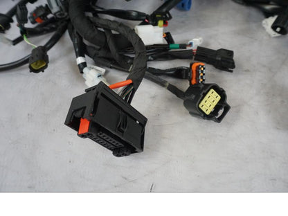 Höger sida på Kabelstam från en KTM 1290 Super Duke R -2023 motorcykel.