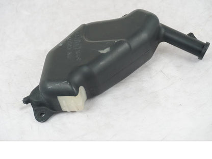 Vänster sida på Vattenexpansionskärl från en Suzuki SV 650 -1999 motorcykel.