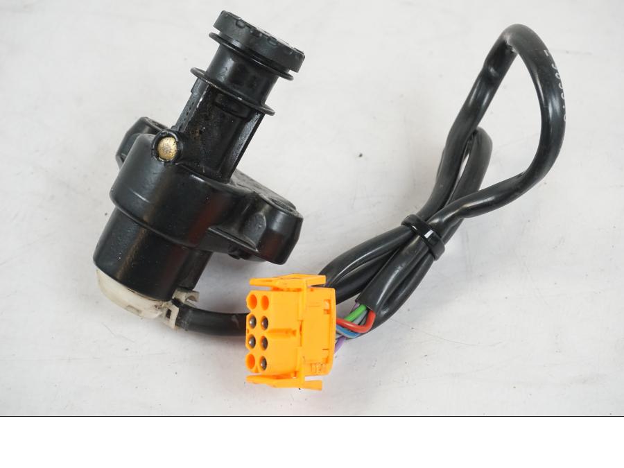 Extrabild4 på <p>Låssats från BMW R 1200 C 2002.</p>

<p>Tändningslås, tanklock, ett väsklås, skador finns och 2st nycklar. Lacksläpp på tändningslåset se bild.</p> motorcykel.