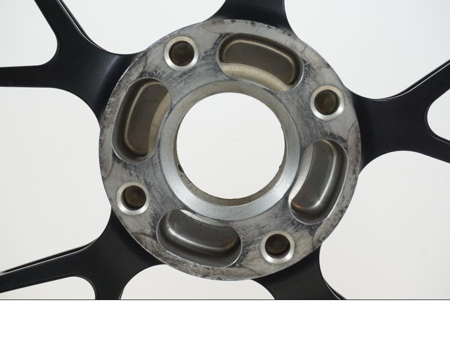 Extrabild1 på Fälg från en Ducati Streetfighter S -2011 motorcykel.