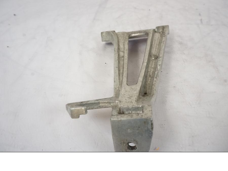 Vänster sida på Fotpinnefäste från en Honda CBR 125 R -2006 motorcykel.