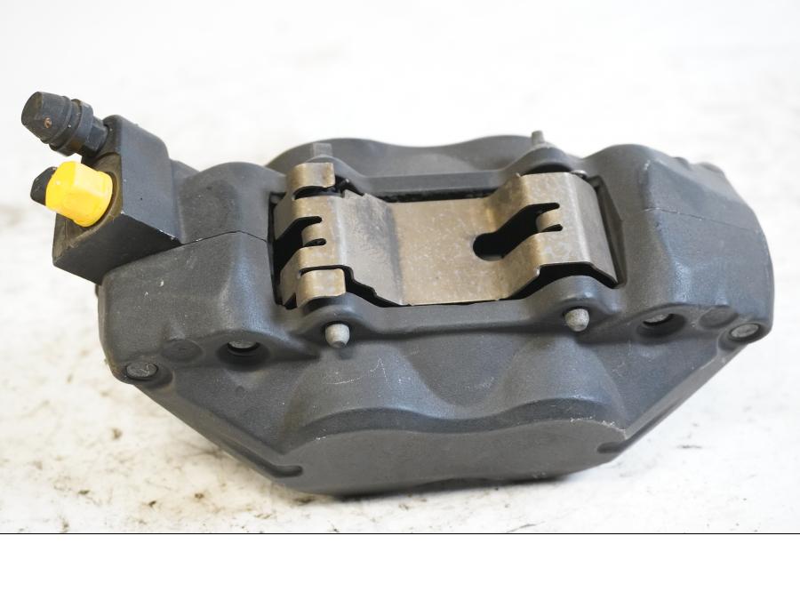 Baksidan på Bromsok från en BMW F 800 R -2011 motorcykel.