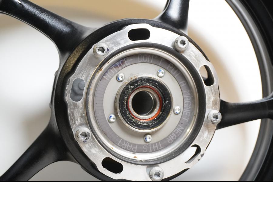 Extrabild3 på Fälg från en Yamaha FZ-8 -2011 motorcykel.