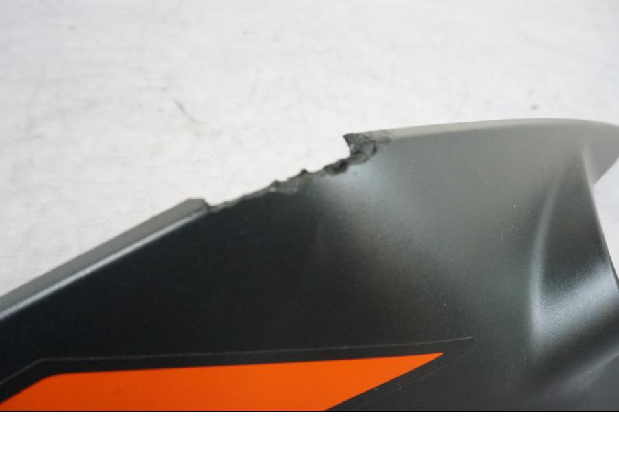 Vänster sida på Bakvinge från en KTM 125 Duke -2022 motorcykel.