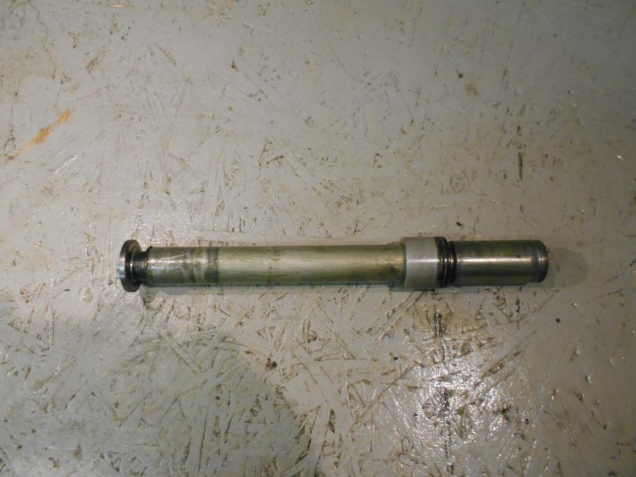 Framsidan på Axel från en Triumph Speedmaster -2010 motorcykel.