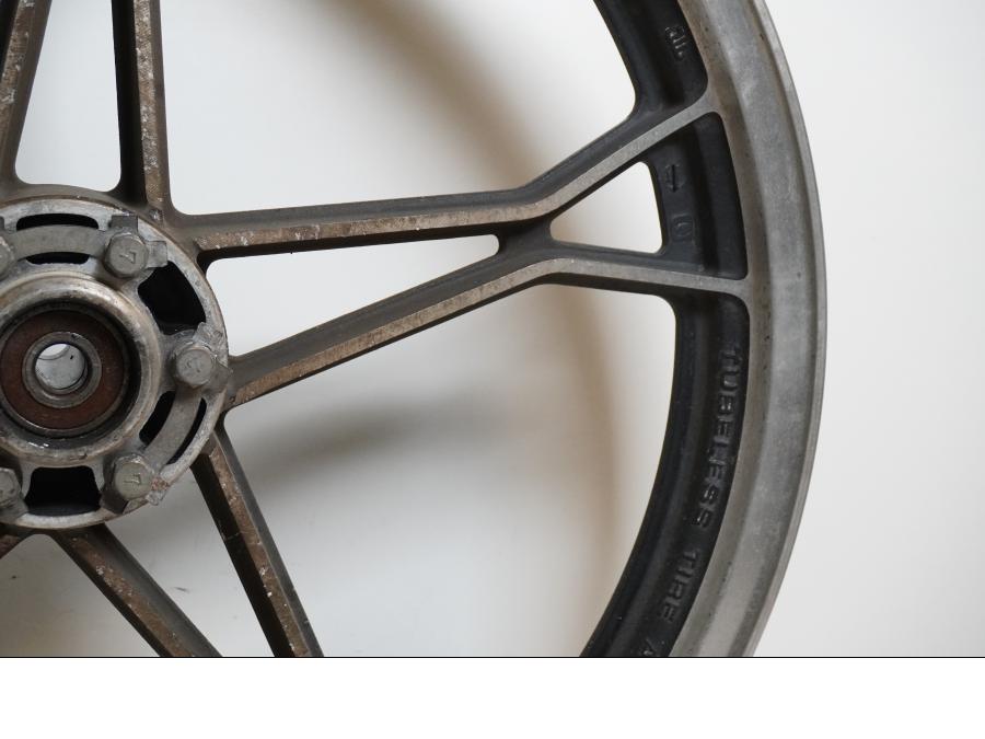 Vänster sida på Fälg från en Suzuki GS 850 G -1982 motorcykel.