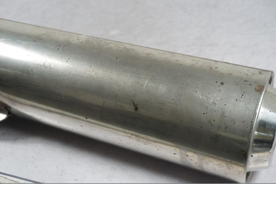 Snett nerifrån på Ljuddämpare från en Honda CBR 1100 XX -2000 motorcykel.