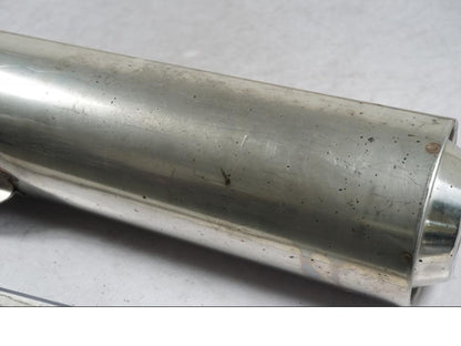 Snett nerifrån på Ljuddämpare från en Honda CBR 1100 XX -2000 motorcykel.