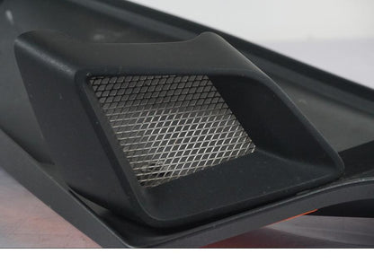 Höger sida på Kylarvinge från en KTM 1290 Super Duke R -2015 motorcykel.