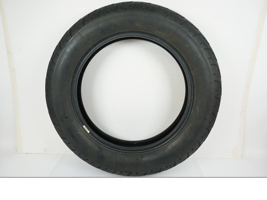 Framsidan på <p>Däck: Michelin Commander.</p>

<p>Dimension: MT90 B16 M/C 71H.</p>

<p>Tillv. 4506.</p>

<p>Mönsterdjup: ca. 40 %.</p> motorcykel.