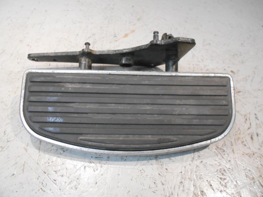 Framsidan på Fotplatta från en Kawasaki VN 1500 -1996 motorcykel.