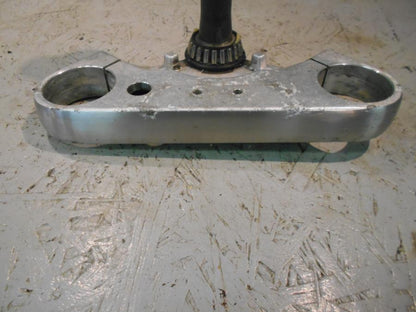 Baksidan på Gaffelkrona från en Suzuki VZ 800 -2000 motorcykel.