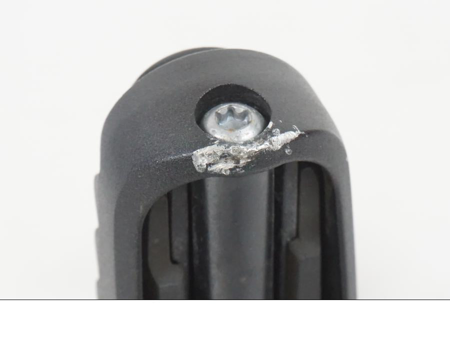 Vänster sida på Fotpinnefäste från en H-D Adventure Pan America Special RA1250S -2021 motorcykel.